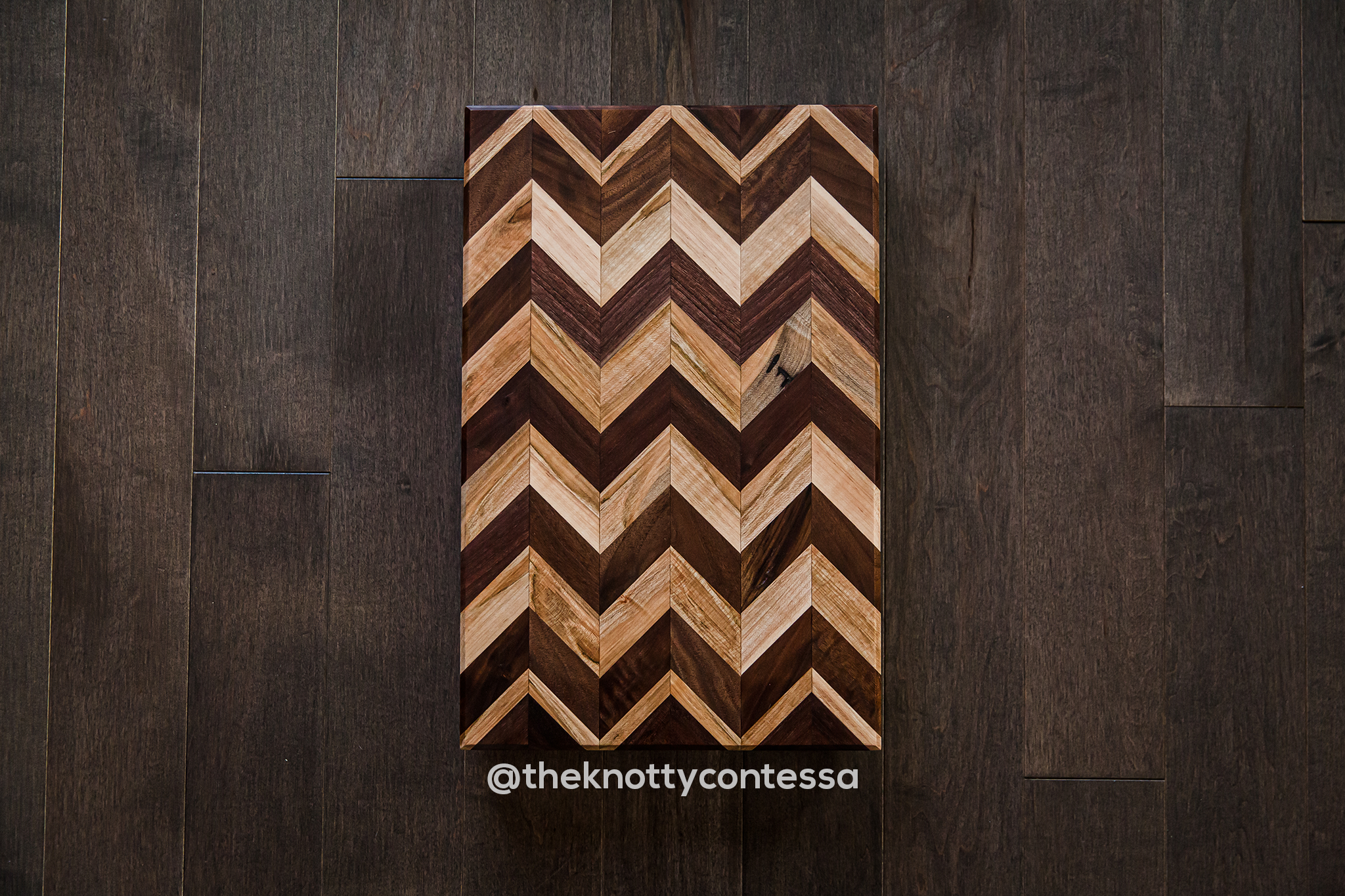 Chevron Pattern Edge Grain Hardwood Cutting Board - Walnut/Maple CUT-CHEV-01