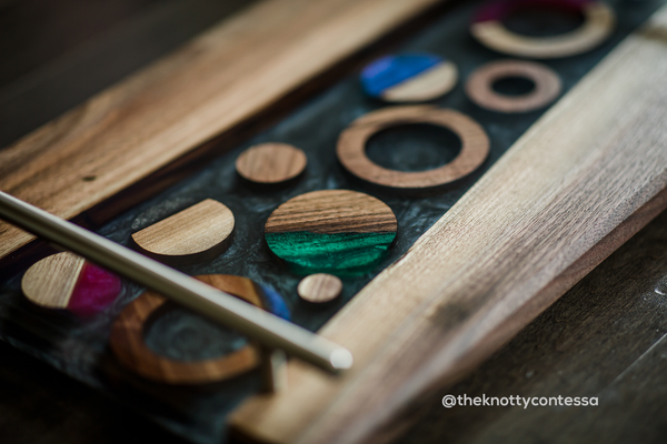 Due nel Vetro - Clear Epoxy Serving Board w/ Circles - Black Walnut/Gun Metal Base