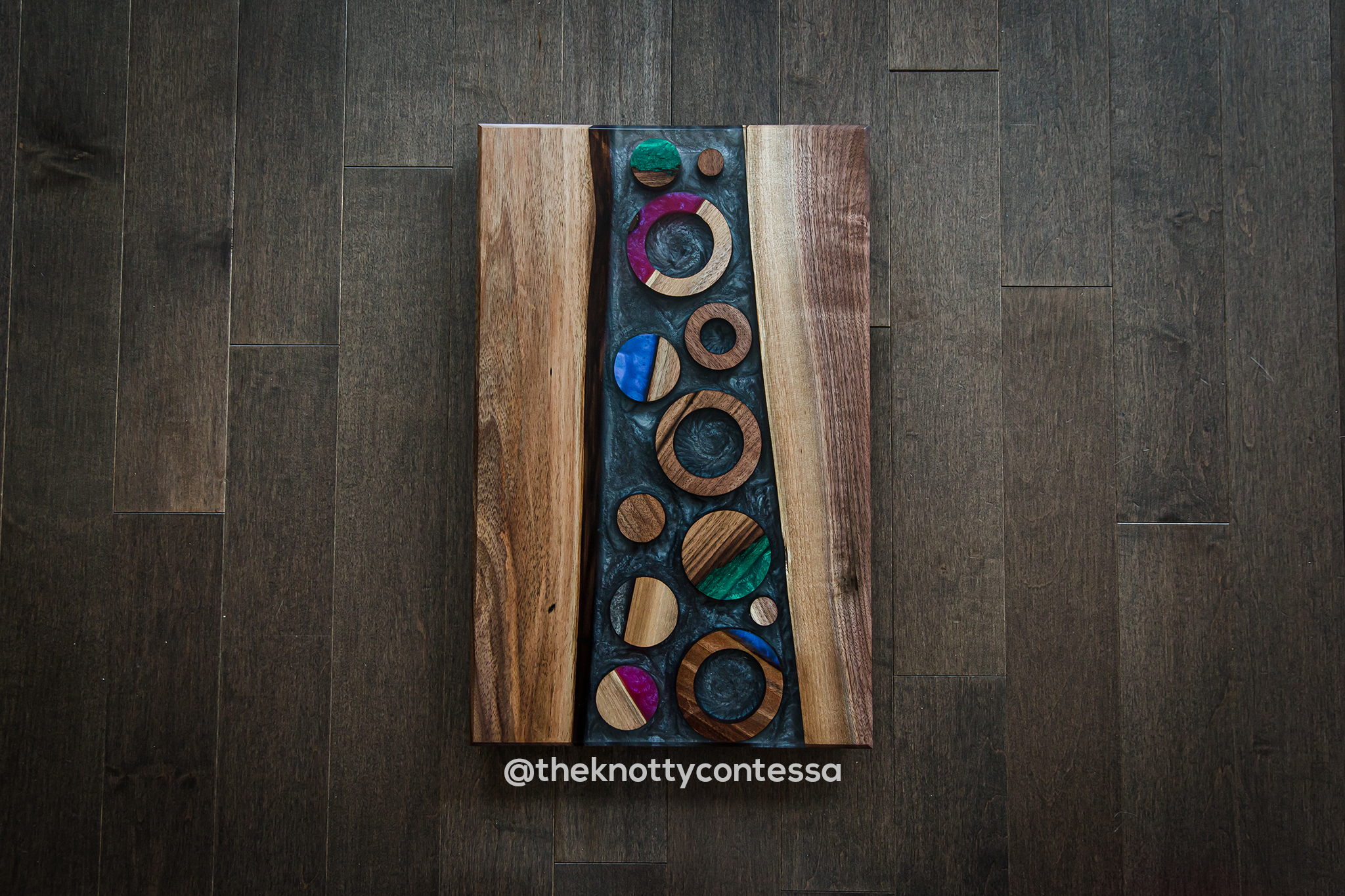 Due nel Vetro - Clear Epoxy Serving Board w/ Circles - Black Walnut/Gun Metal Base