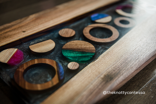 Due nel Vetro - Clear Epoxy Serving Board w/ Circles - Black Walnut/Gun Metal Base